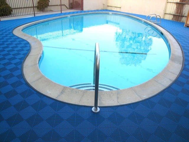 Une dalle de sol pour piscine design