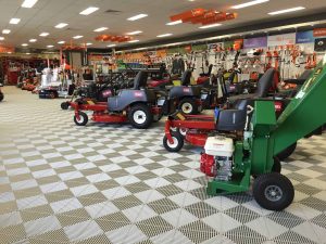 Sol de showroom de magasin d’espaces verts rénové avec des dalles clipsables RIBTRAX SWISSTRAX.