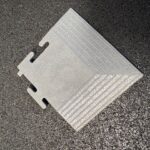 Angle gris foncé pour dalle PVC