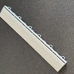 Bordure clipsable gris clair femelle pour dalle de sol