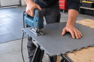 découper dalles pvc clipsables garage